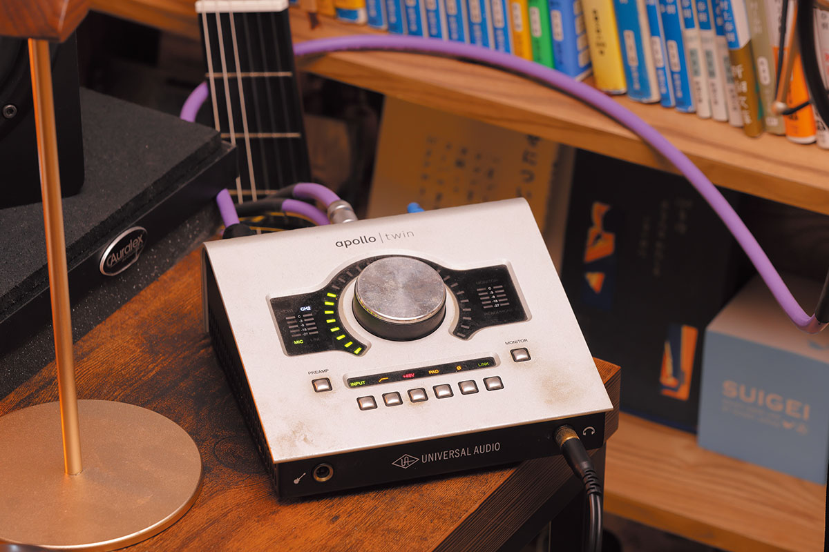 オーディオI/OはUNIVERSAL AUDIO Apollo Twin。パネルを見て分かる通り、かなり使い込まれている