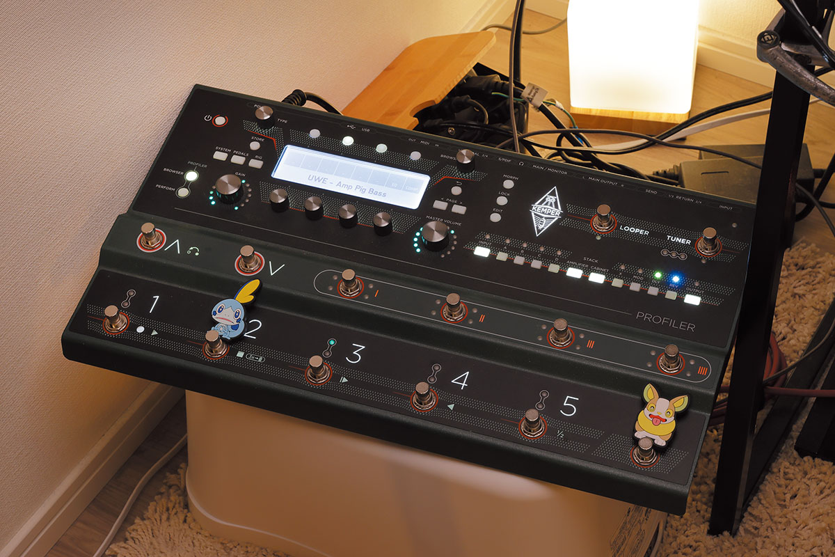 KEMPER Profiler Stageは、ギター／ベース用アンプの特性をプロファイルしたデータ×100種類、マルチエフェクト、プリアンプなどを統合した一台。くじらはプリセットをフル活用しており、ペダルと組み合わせて音作りしている