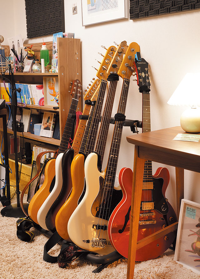 EPIPHONE ES-335、FENDER Jazz Bass×２台、Precision Bass、Stratocaster、Telecaster、YCJ-SLG200なども所有。楽器はあまり台数を持ちすぎず、少数精鋭にしたいというのがくじらの考えだ