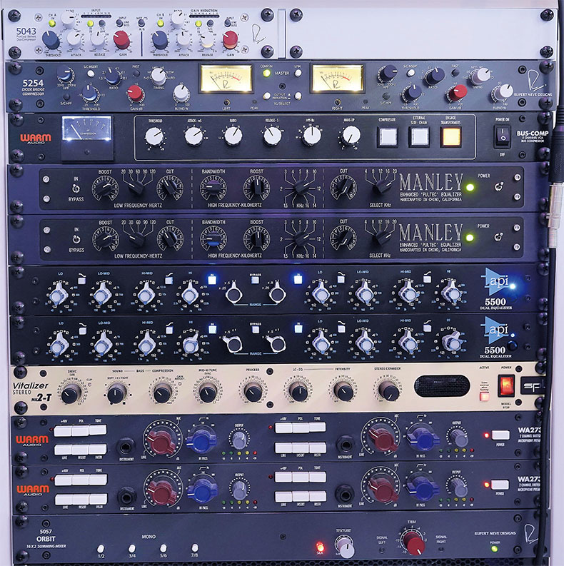 筆者所有のアウトボード類。上方にはコンプのRUPERT NEVE DESIGNS 5043、5254、WARM AUDIO Bus-Compを配置。続いてEQのMANLEY Enhanced Pultec EQP-1A×2やAPI 5500×2、SPL Stereo Vitalizer MK2-Tが並び、下方にはマイクプリWARM AUDIO WA273×2、サミング・ミキサーのRUPERT NEVE 5057 Orbitをラッキングしている