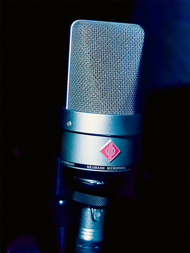 VaVaが「自分の声質にフィットするマイクです」と語るのは、コンデンサー・マイクのNEUMANN TLM 103