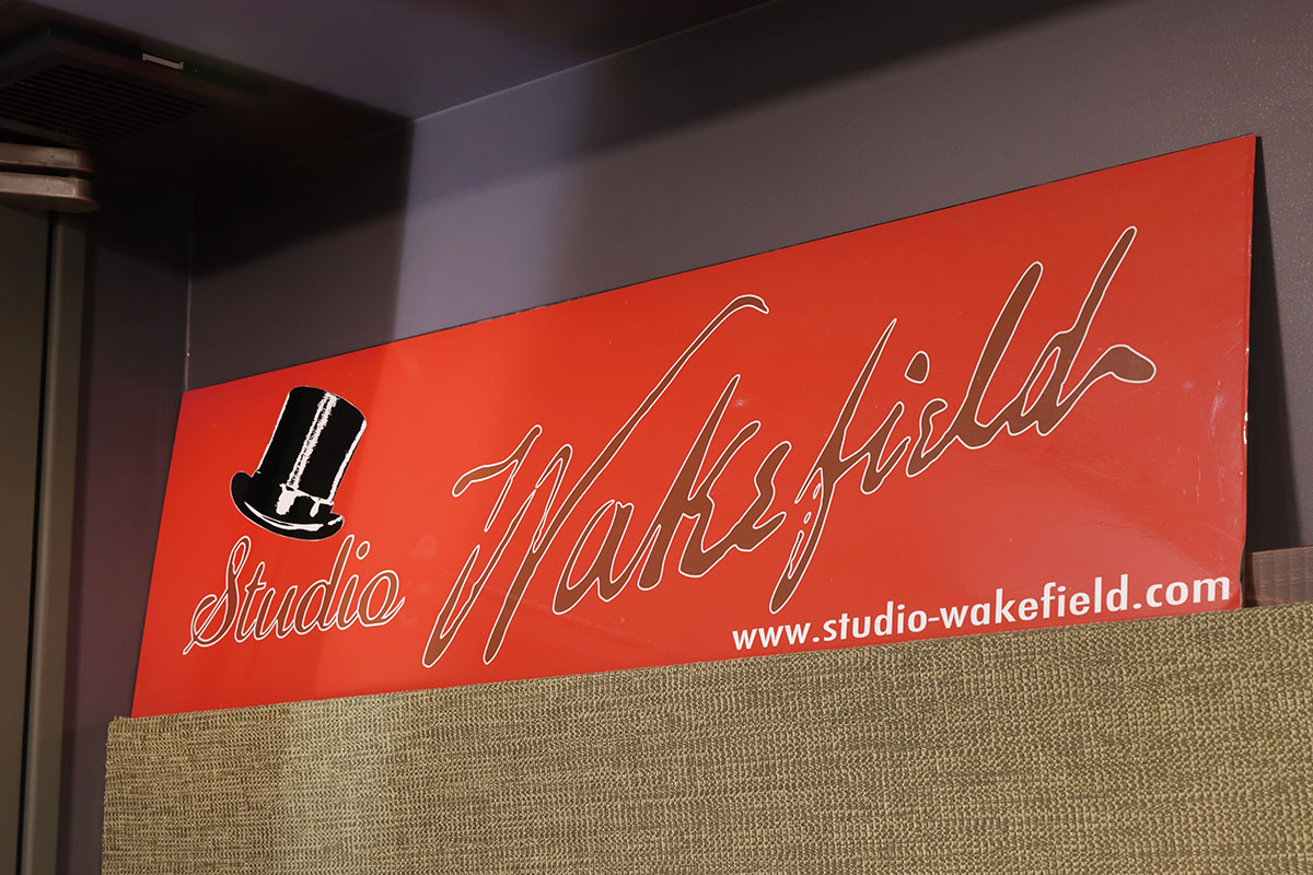 登戸のSTUDIO Wakefiledに掲げられていた看板もコントロール・ルーム内で大切に保管されていた