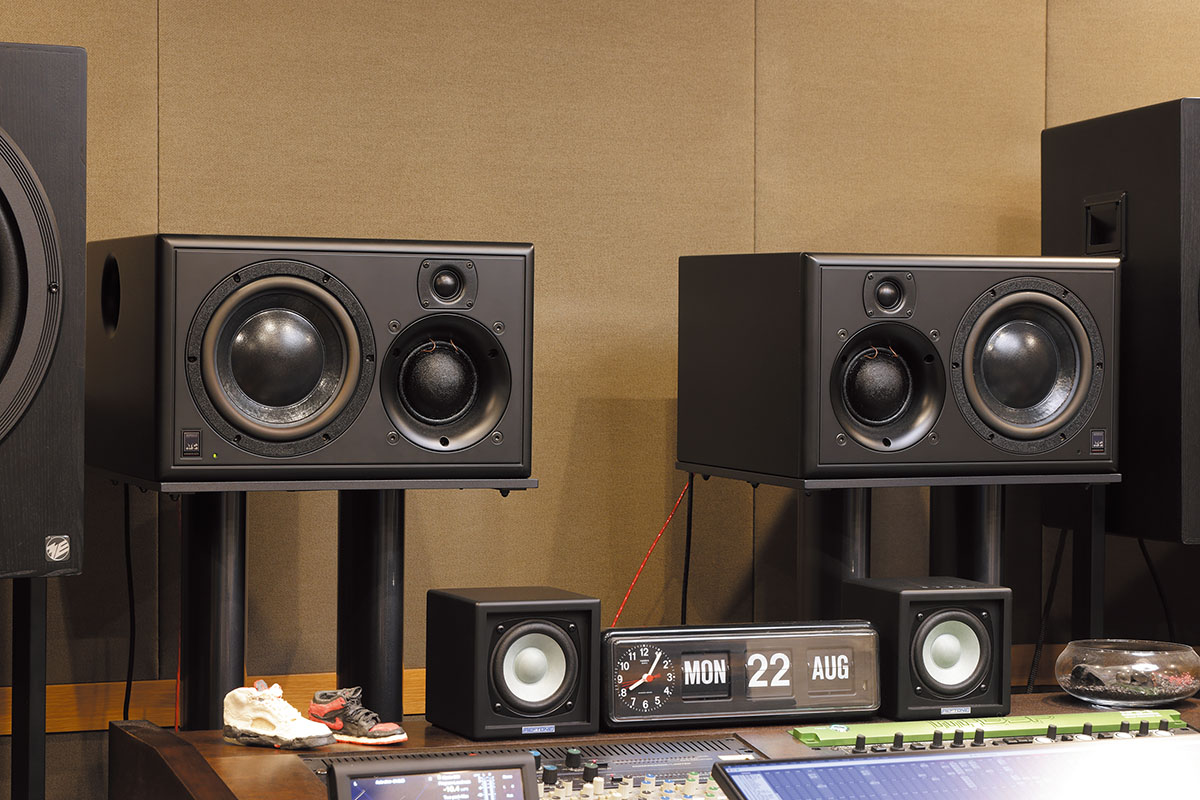 「低音の多い感じがヘッドフォン向けミックスに合う」というモニター・スピーカーATC SCM25A Pro