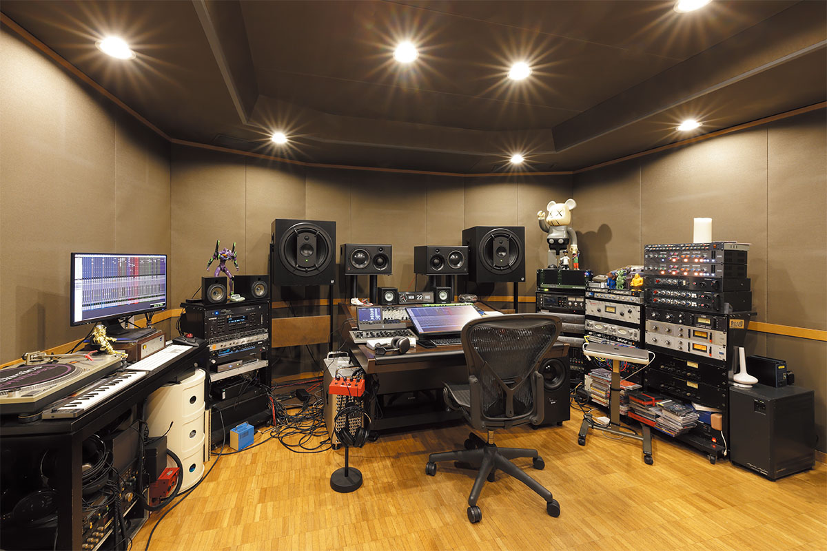 D.O.I.氏が拠点とするプライベート・スタジオDaimonion Recordings。モニター・スピーカーはMUSIKELECTRONIC GEITHAIN RL901KとATC SCM25A Pro、サブウーファーはデスク右横にADAM AUDIO Sub10を設置している