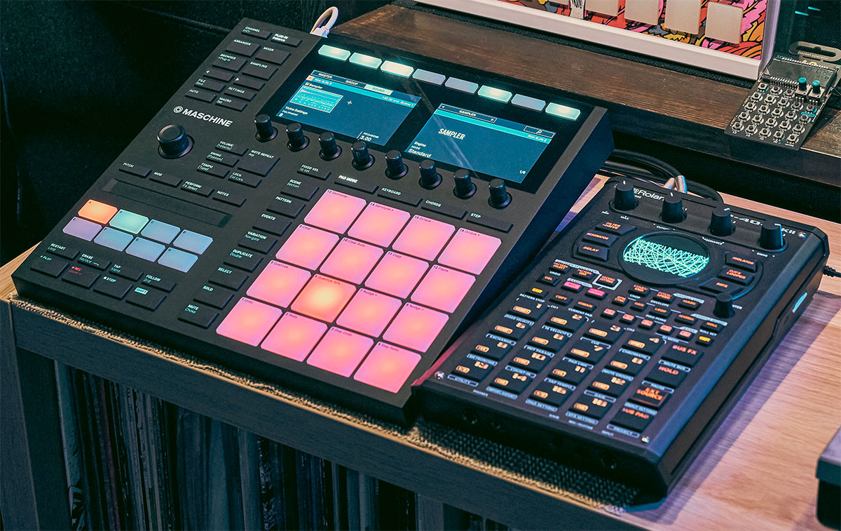 音楽制作システムのNATIVE INSTRUMENTS Maschine MK3、サンプラーのROLAND SP-404MKII