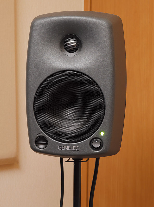 サラウンド用モニターとして設置したGENELEC 8330APM。「プライベート・スタジオにも置けるコンパクトなサイズ感が良い」と井上は話す