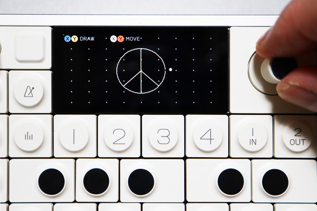 OP-1 fieldのシーケンサーsketchを使用している様子