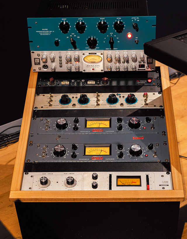 Originコンソール左手にあるアウトボード群。上からEQのPULTEC EQP-1A、マイクプリのAVALON DESIGN VT-737SP、AMS NEVE 1073DPA、SUMMIT AUDIO TPA-200B、コンプの 176×２台、UREI 1176LN