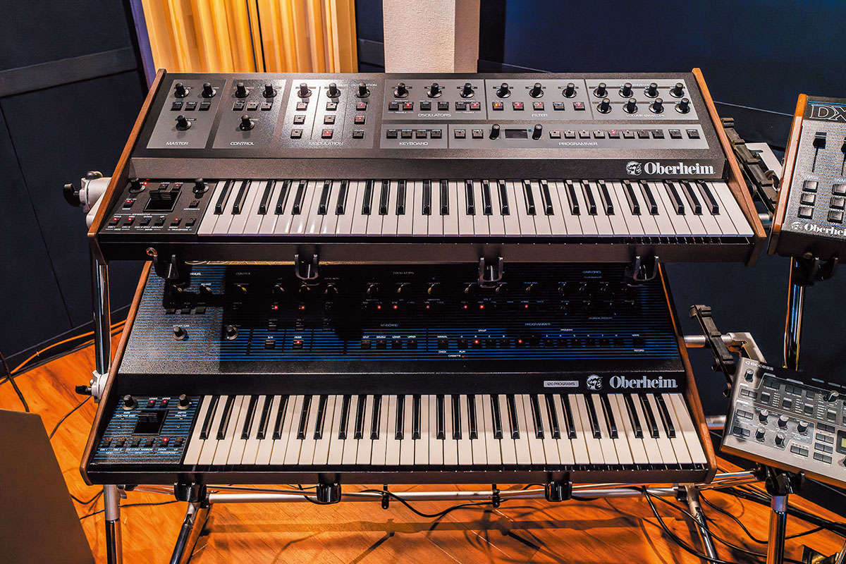 スタンドの上段にはアナログ・シンセのOBERHEIM OB-X8がスタンバイ。OB-X、OB-SX、OB-XA、OB-8 のファクトリー・サウンドをフルで収録する。同下段にはOBERHEIM OB-XAをセット