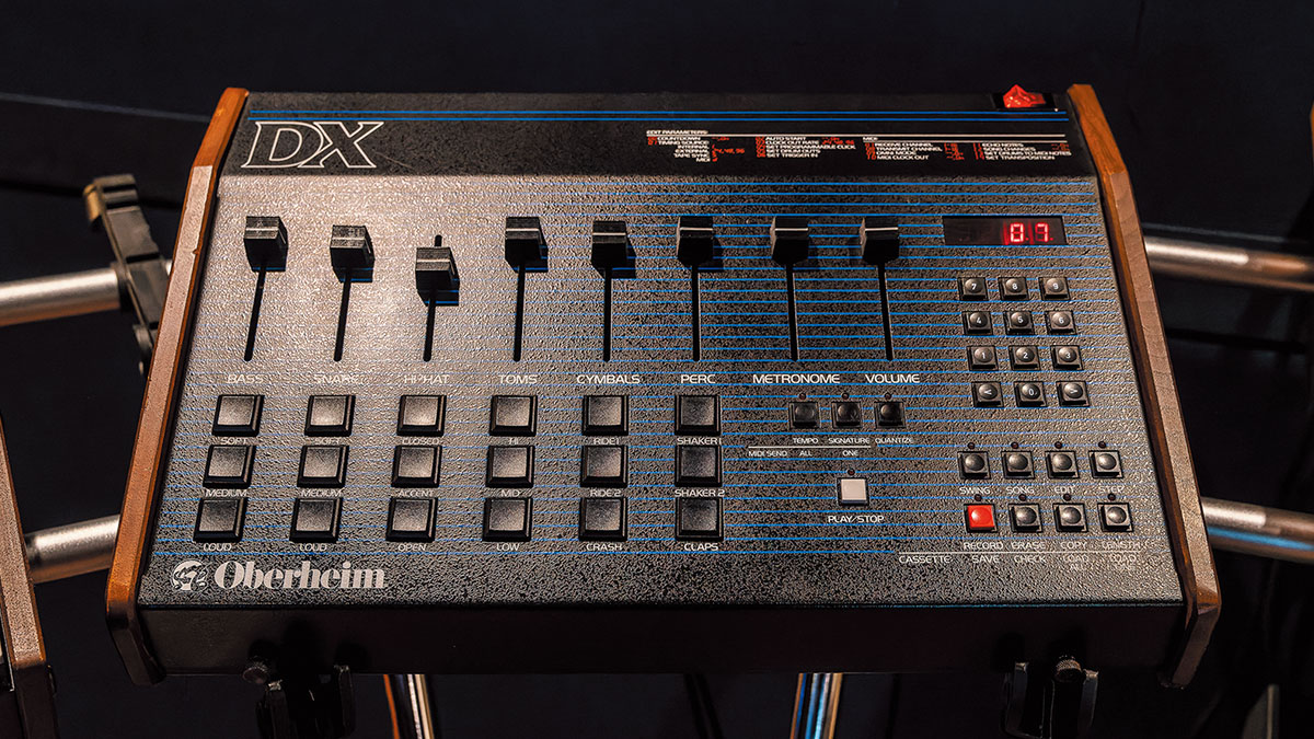 リズム・マシンのOBERHEIM DX。「最近1980〜1990年代の音を出したくて、そんなときにめっちゃ使ってます」とGeG