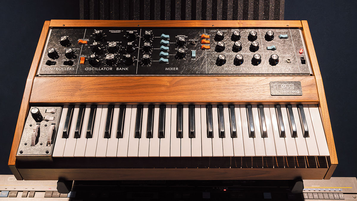 MOOG Minimoog Model Dのリイシュー版。「これは持っとかなあかんです！」とGeG