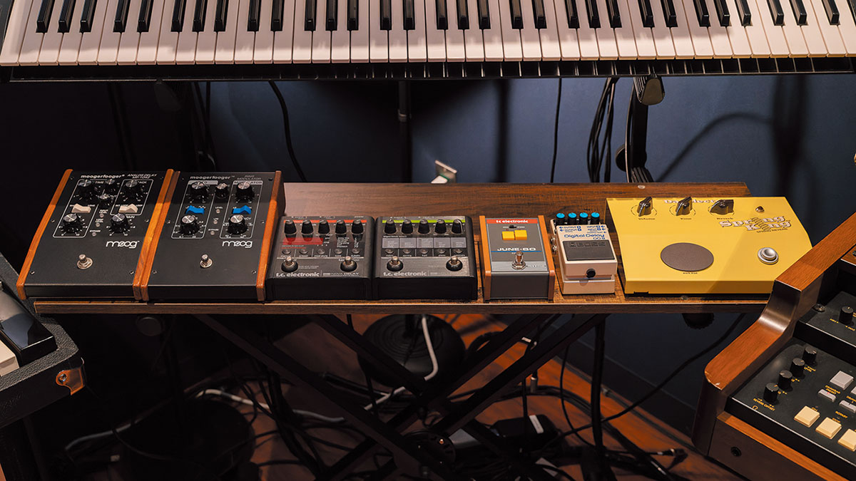 エフェクト・ペダル群。MOOG MF-104M Analog Delay、MF-102 Ring Modulator、T.C. ELECTRONIC ND-1 Nova Delay、NR- 1 Nova Reverb、June-60などの姿が確認できる。GeGは「アナログ・シンセには空間系エフェクトが必要」と語る