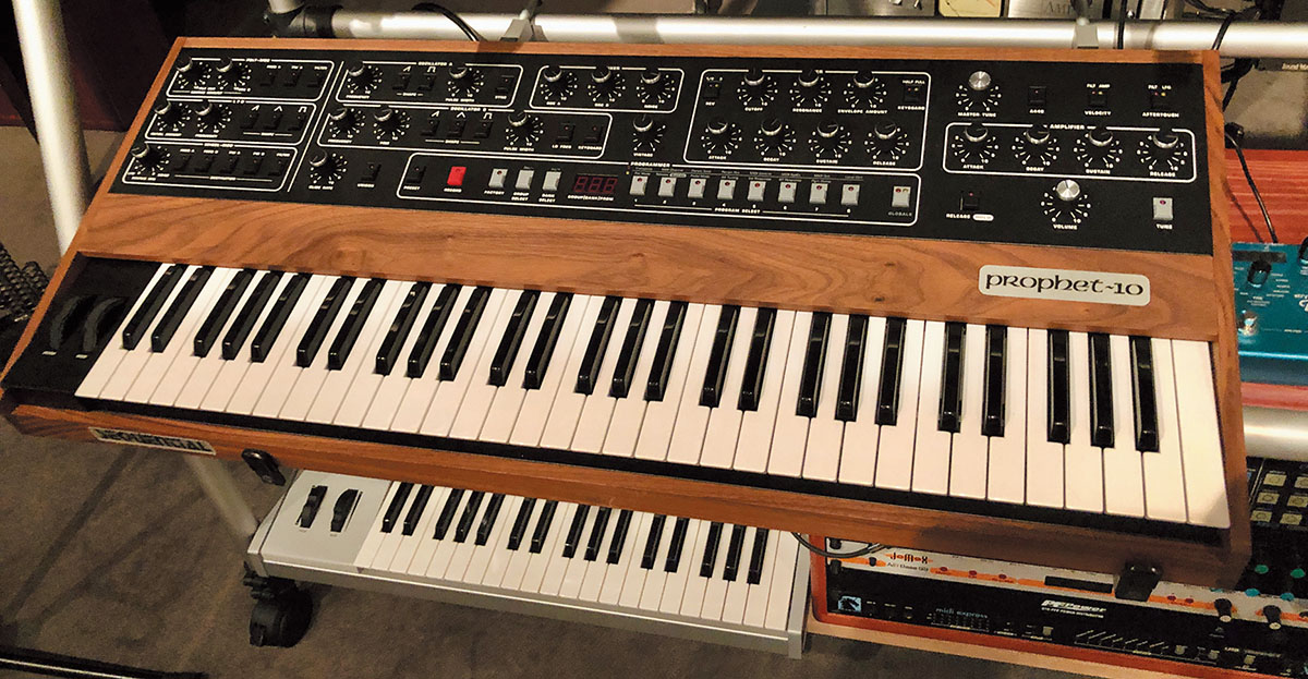 SEQUENTIAL Prophet-10はマッケンタイアが絶賛するシンセ。その下の鍵盤だけ見えているのはMOOG Subsequent 37 CV