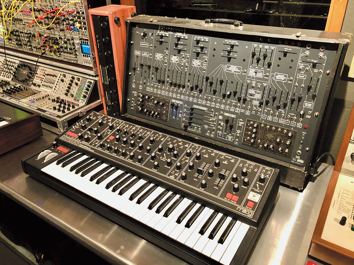 奥にあるのがARP 2600（CMSによるモディファイ済み）で、その手前にMOOG Matriarchを配置