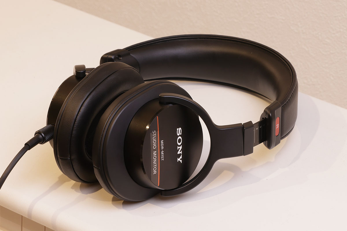 ヘッドフォンはSONY MDR-M1ST