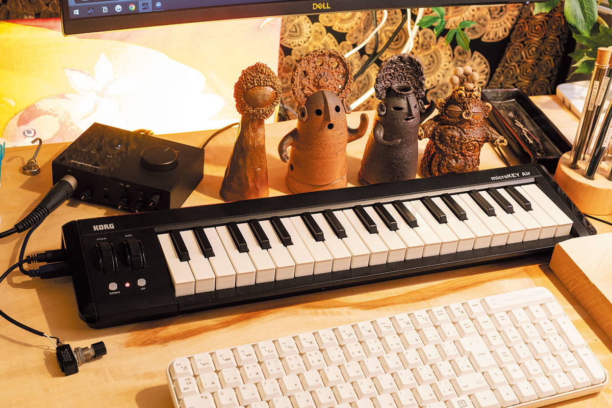 MIDIキーボードはKORG MicroKey2-37。リアルタイムでの打ち込みはせず、音色を確認するために使用するそう。キーボードの左手前にあるスイッチは、きくお自身により小型に改造されたサステイン・ペダル