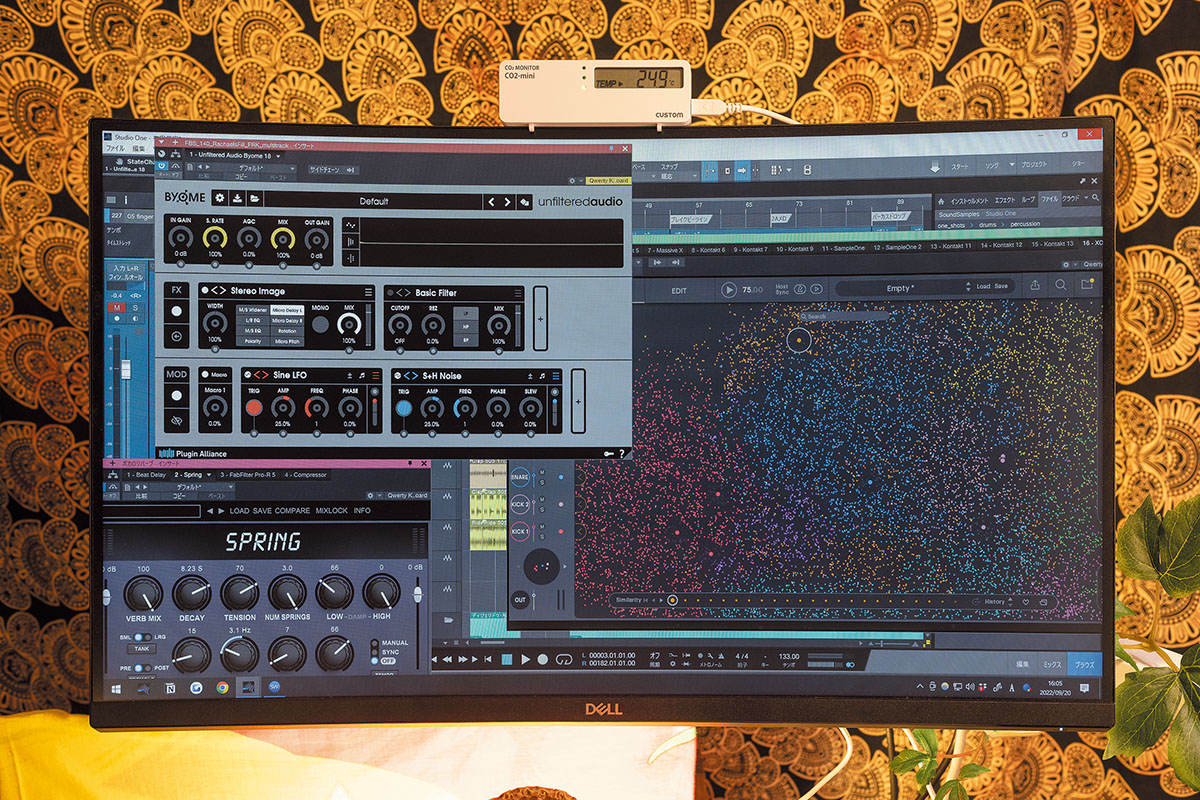 プラグインやソフト音源などは、1曲作るごとに買い換えているという。写真は、お気に入りのものを数点立ち上げた状態の画面。左上はモジュレーション・マルチエフェクトのUNFILTERED AUDIO Byome、左下はスプリング・リバーブのEVENTIDE Spring、右はビート・メイキング・ツールXLNAUDIO XO