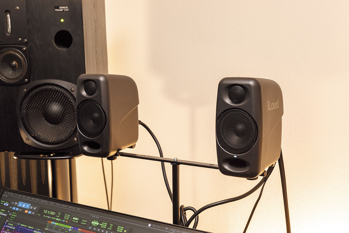 モニター・スピーカーのIK MULTIMEDIA ILoud Micro Monitor。「小さな音量にして近い距離で聴いた音は完璧じゃないかなと思います。あまりに気に入ったので、自宅用にも購入しました（笑）」とのこと