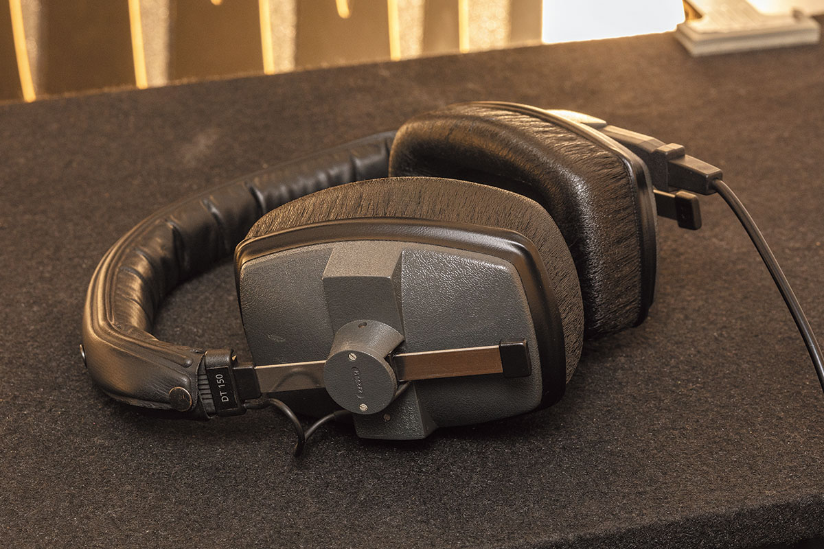 ヘッドフォンのBEYERDYNAMIC DT150。佐藤氏は同じ機種を3台所有している。音はもちろんだが、イア・パッドが深めで耳に触れないところもポイントのこと。ボーカル録音の際にはSONY MDR-900STを用いている