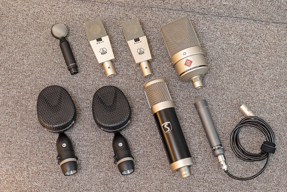 マイクは左上から時計回りに、BEYERDYNAMIC M130、AKG C414EB×2本、NEUMANN TLM49、ELECTRO-VOICE 648、SOUNDELUX U99、COLES 40 38×2本。ボーカル録りのメインとなるのはU99で、以前はTLM49を多用していたそう。佐藤氏はこのほかにも約30種類のマイクを所有している