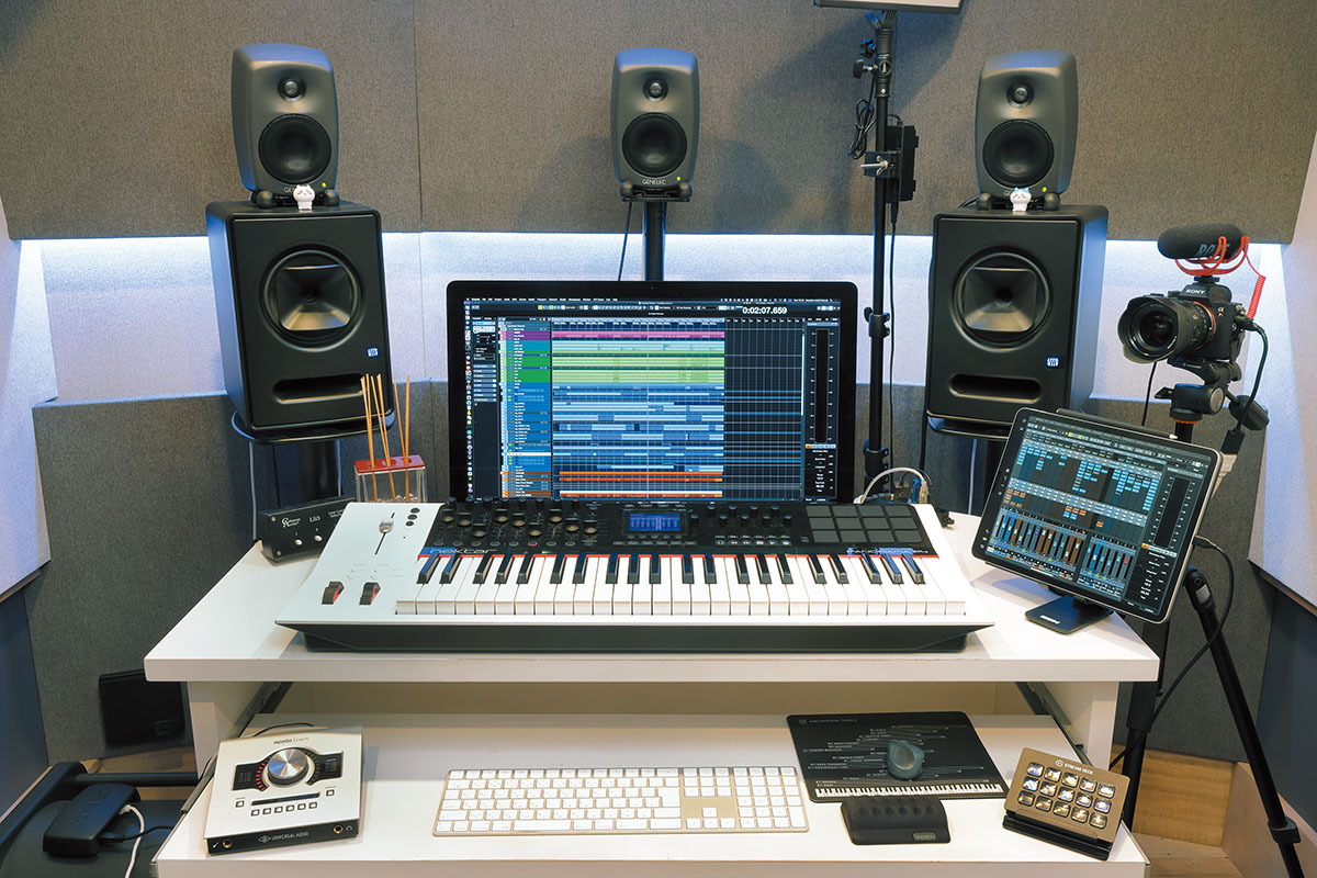 ViViX Studioのメイン・デスク。コンピューターはAPPLE iMacで、サブディスプレイとしてAPPLE iPadを備える。MIDIキーボード・コントローラーはN EKTAR Panorama P4で、「モーター・フェーダーが付いているし、12個のパッド、９本のフェーダーなどがコンパクトにまとまっているのがいいですね」と青木。DAWはSTEINBERG Nuendoを使用する