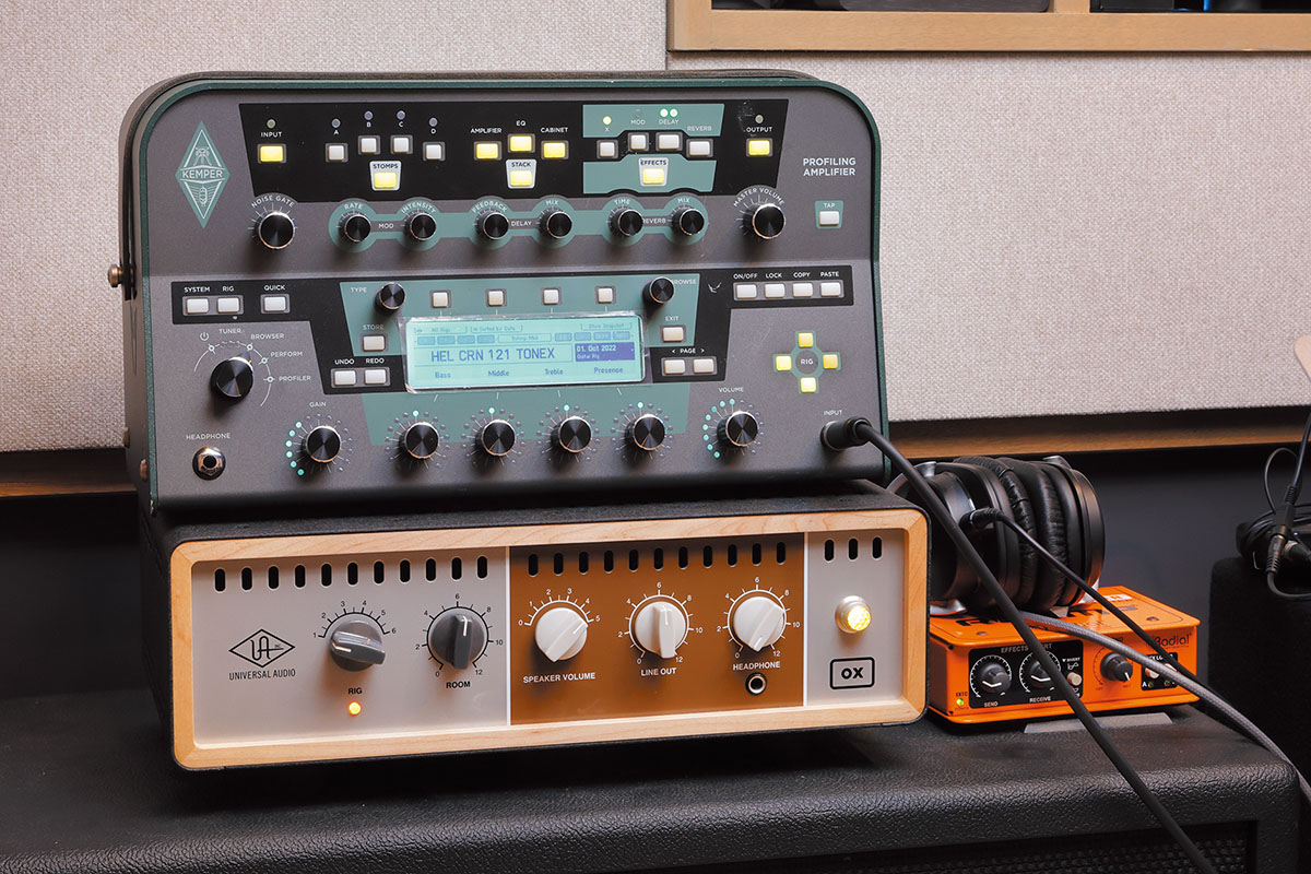 ギター・アンプ・プロファイラーのKEMPER Profiling Amplifier（写真上）、ロード・ボックスのUNIV ERSAL AUDIO OX（同下）