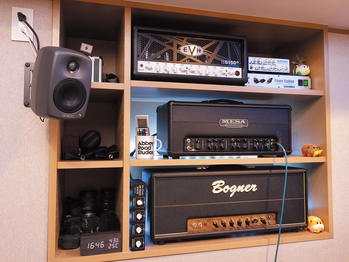 出窓部分はギター・アンプ用の棚に改造。上からEVH 5150 III、MESA/BOOGIE Triple Crown TC-50、BOGNER Helios 100を設置する