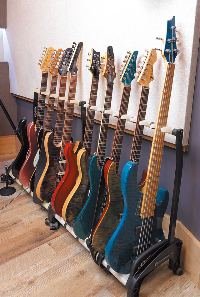 ギター&ベース・コレクション。ATELIER Z J-Note5S、FENDER Stratocaster、T'S GUITARS DST-Pro、PRS McCarty、SUHR Standardなどが確認できる