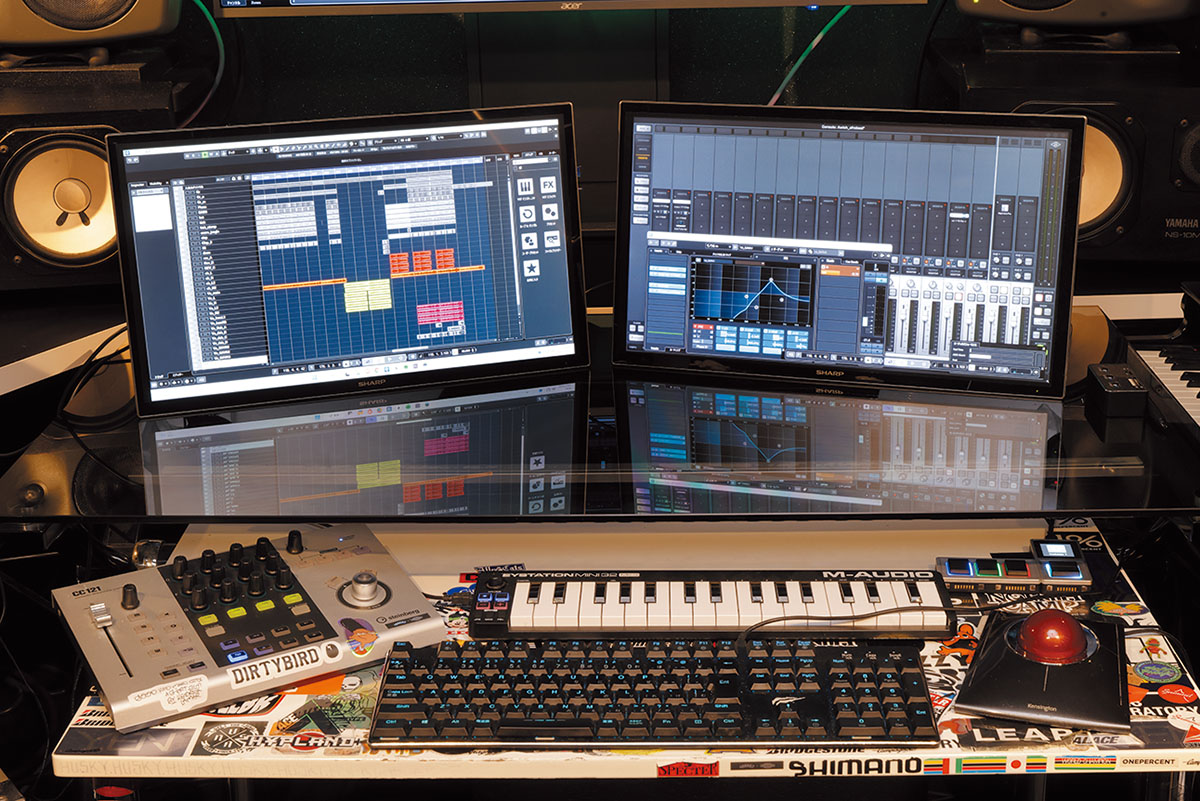 DAWはSTEINBERG Cubase Pro 12で、専用のフィジカル・コントローラー、CC121が設置されている