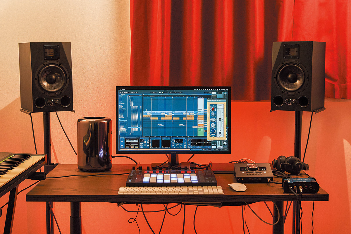 KANDYTOWN PRIVATE STUDIOのメイン・デスク。コンピューターはAPPLE Mac Proで、DAWはABLETON Liveをインストールしている。コンピューターの画面には、UNIVERSAL AUDIO UADプラグインのNeve 1073 Preamp & EQ Channel Stripの姿が見える