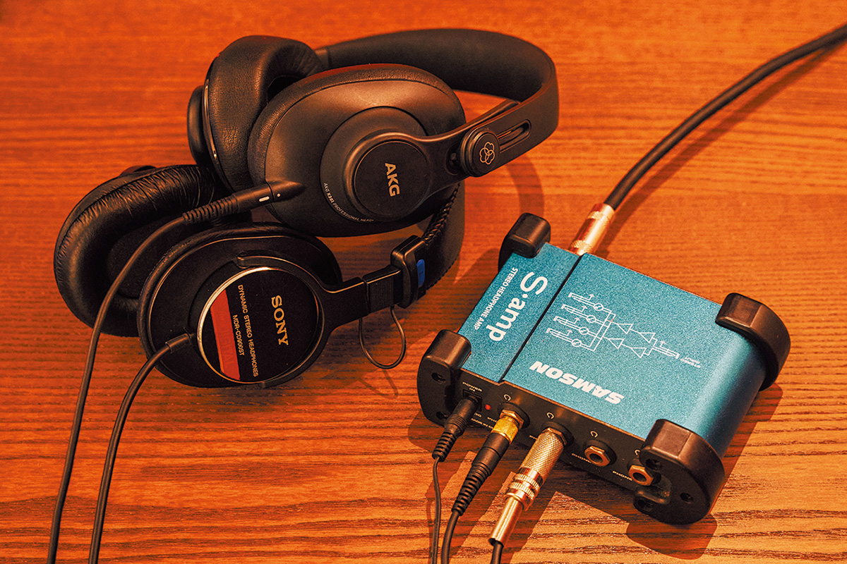 写真左から、レコーディング時に用いるというヘッドフォンSONY MDR-CD900ST、AKG K361。同右手に見えるのは、ヘッドフォン・アンプのSAMSON S・Ampだ