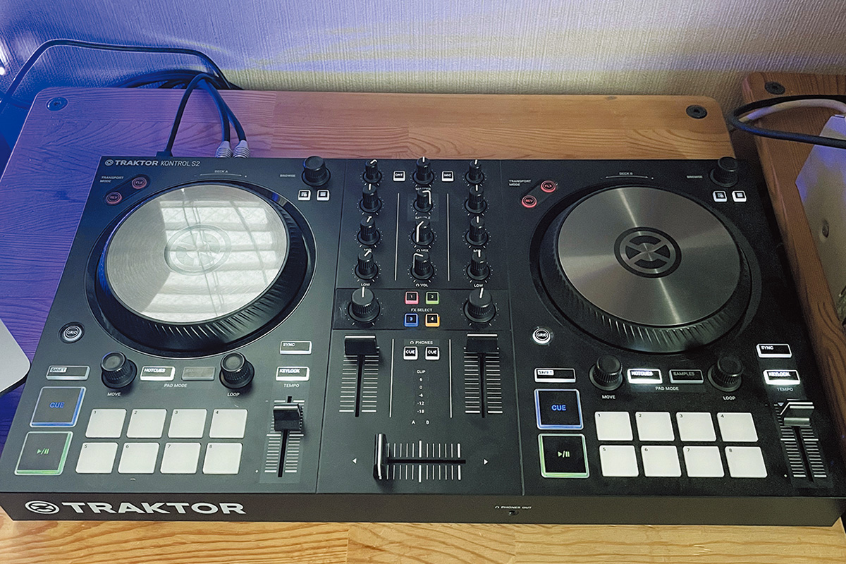 2ch仕様のDJコントローラー、Traktor Kontrol S2 MK3