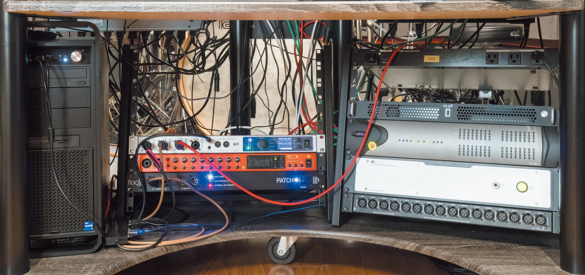 デスク下段。左のコンピューターはMOUSE製で、Windows 10を搭載。オーディオ・インターフェースはRME Fireface UFX+で、MADI接続によりほかの各部屋とも連携している。その下にはマイクプリのFOCUSRITE Clarett+ OctoPreと、パッチ・ベイのFLOCK AUDIO The Patch。右のAVID HD I/OはAVID Pro Tools導入のため購入したが、現状はまだあまり使用していないとのこと。その下は、モニター・コントローラーのGRACE DESIGN M906