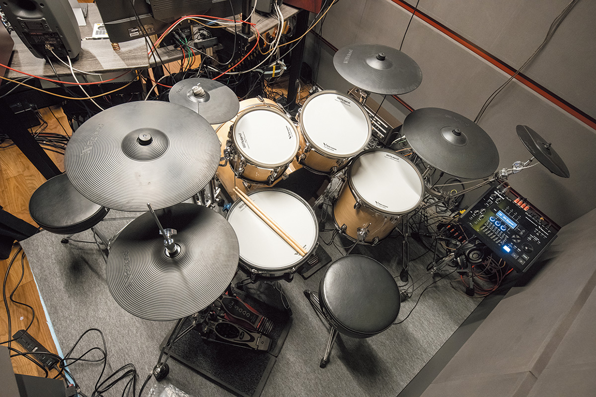 デスク奥にある電子ドラムのROLAND VAD706。MIDIトリガーとしてドラム・キットを使用し、音源にはXLN AUDIO Addictive Drums 2を採用。今作に収録する多くのドラムはAddictive Drums 2によるものだ。ハイハットなどを生で打ち込んだ際の人間的なグルーブと、後からタイム感をMIDIで細かくエディット可能な点の両面を併せ持つことから重宝しているとのこと