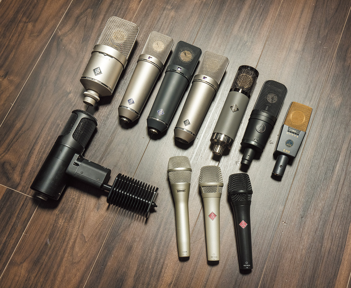 マイクは左上から時計回りに、NEUMANN M149 Tube、U87AI、U87AI MT、U67、TELEFUNKEN TF51、AUDIO-TECHNICA AT4050、A KG C414 XLII、NEUMANN KMS104 Plus BK、KMS104 Plus、SHURE KSM9、SONY C-800G/9X。現在のボーカル録りのメイン・マイクは、1年ほど前に導入したC-800G/9Xで、音抜けが良く、特に女性ボーカルに適しているとのこと