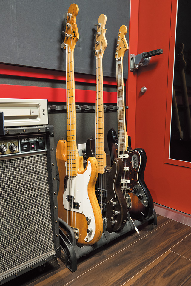 ベース各種。左から、FENDER Precision Bass、G&L L-2000 Premium、6弦ベースのSQUIER Classic Vibe Bass VI