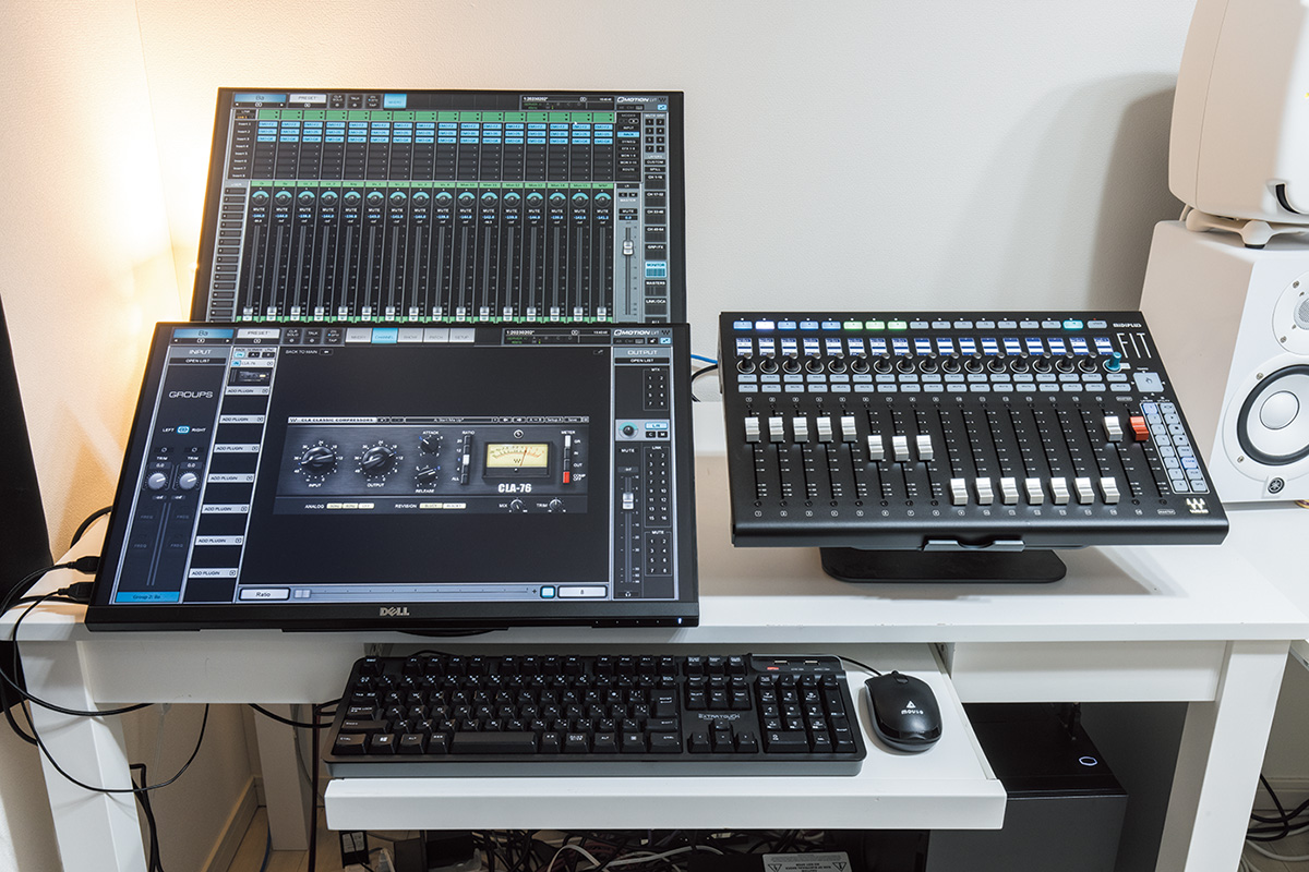 左の2つのディスプレイには、ソフトウェア・ミキサーのWAVES Emotion LV1を表示。普段制作に使用するWAVESのプラグインを、ライブ用として立ち上げられるのが便利なため採用したそう。右は、フィジカル・コントローラーのFIT Controller for LV1。配信ライブを行う際にはPAエンジニアに来てもらい、ライブ・ミックスを行っているとのこと
