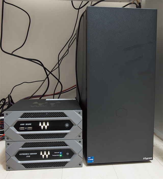 デスクの下に、Emotion LV1のホスト・コンピューターWAVES Axis Scopeと、サーバーのSoundGrid Extreme Server-Cを設置。右はWindowsをインストールするSYCOM製のコンピューター