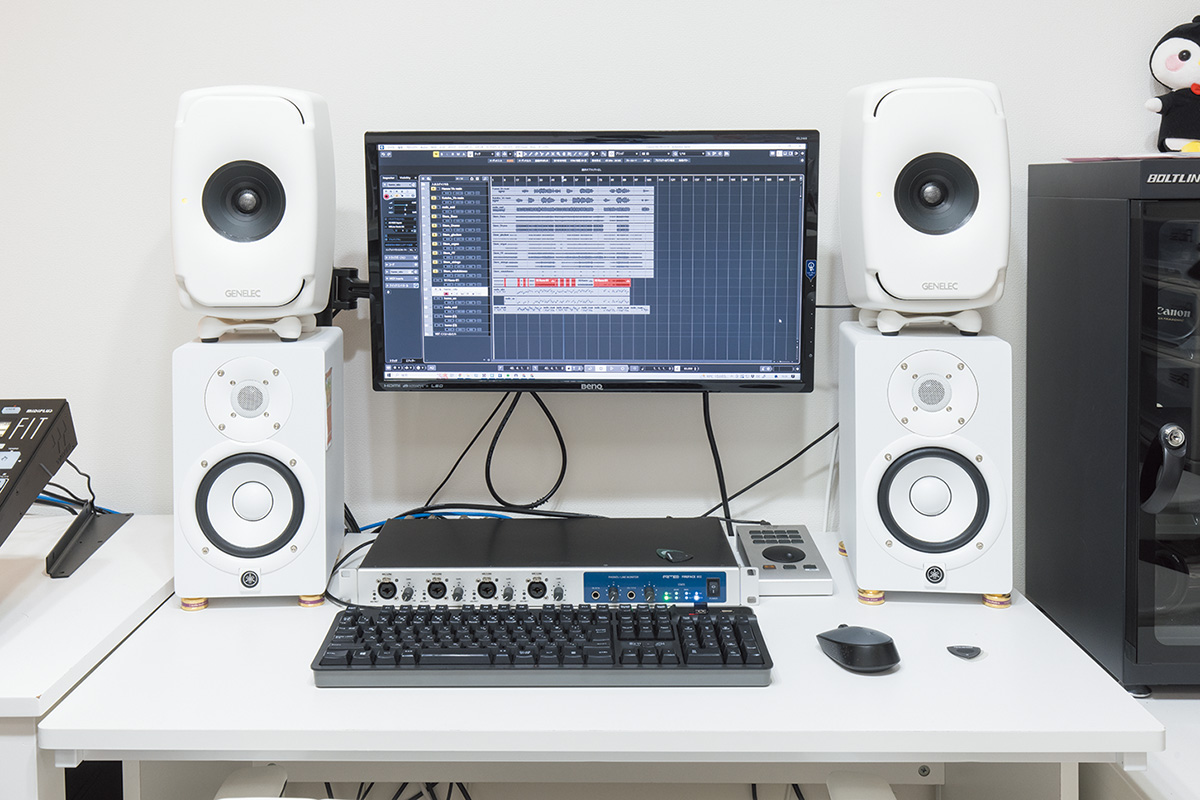 スピーカーはGENELEC 8331AとYAMAHA HS5をセット。「配信ライブのときに、演奏の漏れ音が聴こえてこないように部屋を離しています。スピーカーから出る音だけを聴ける方が、ミックスとしては絶対に良いですからね」とGomは語る。オーディオ・インターフェースはRME Fireface 802