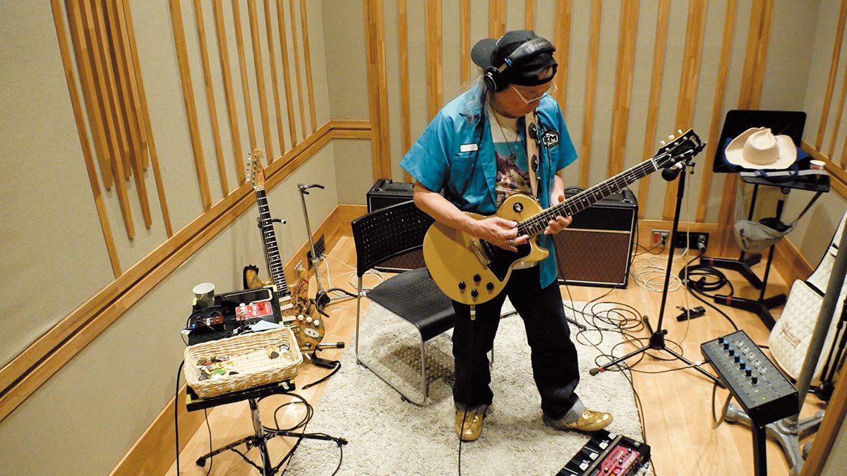 ギター番長こと白井良明はブースに陣取る形。ギターはこの写真で演奏しているGIBSON CUSTOM SHOP Murphy Lab Les Paul Junior Special Single Cut Ultra Light Aged T.V. Yellowをメインに、左後ろのBILL LAWRENCE Surf Jazz Master（通常：江戸ラト）などを使用。左のテーブルの上にはELECTRO-HARMONIX Micro POGやMOOG Minifooger MF Delayを設置。足下にはBOSSのルーパーRC-300が見える。アンプはVOX AC30×2台