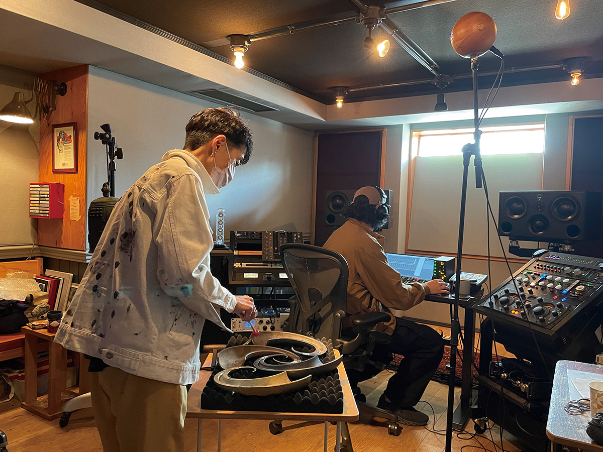 レコーディングは、奥田泰次さん協力のもとstudio MSRで行われた。収音には球体のバイノーラル・マイクT.H.E. AUDIO BS-3D（写真右上）を使用