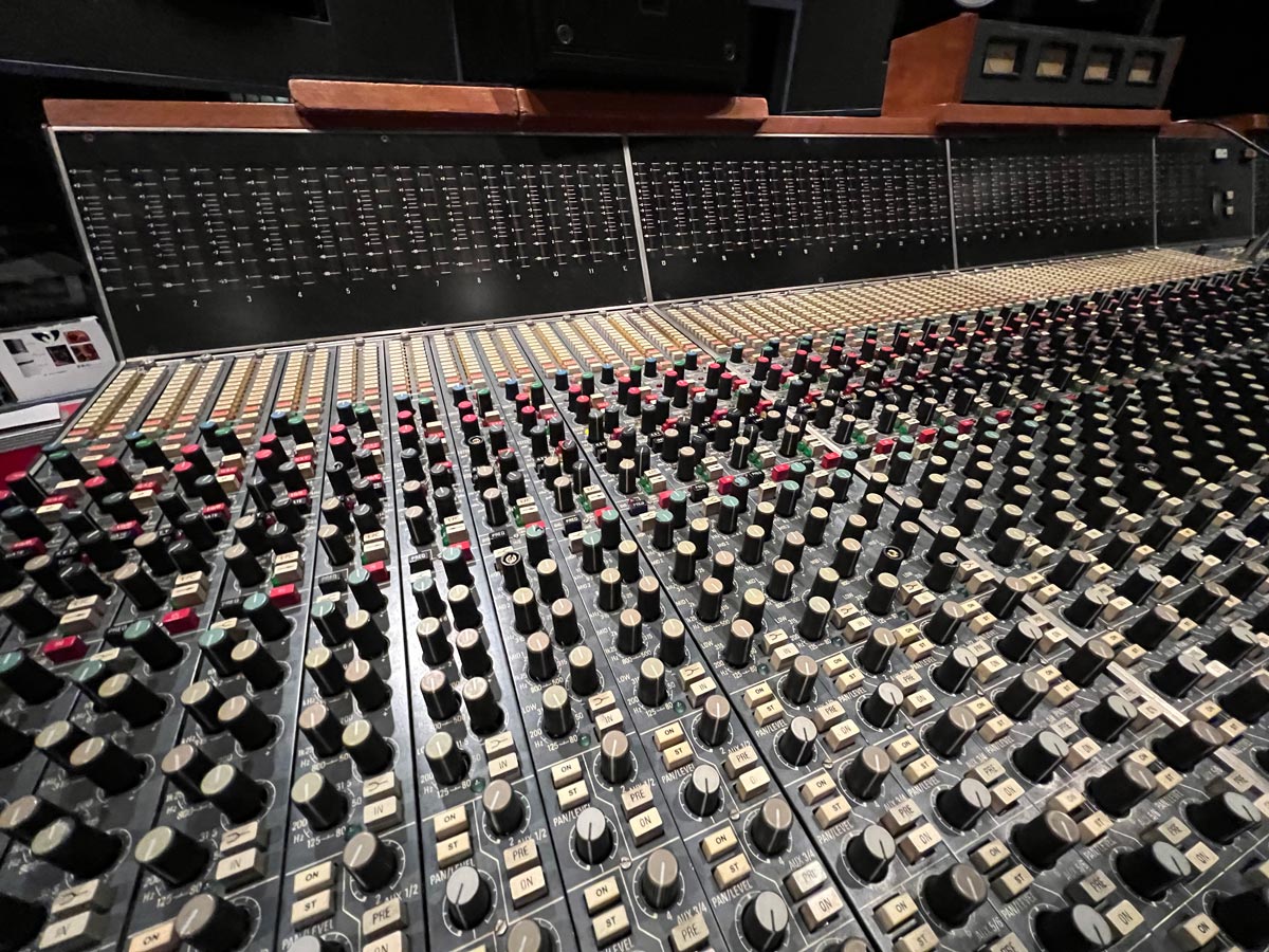 Studio AのメインコンソールはNEVE V1