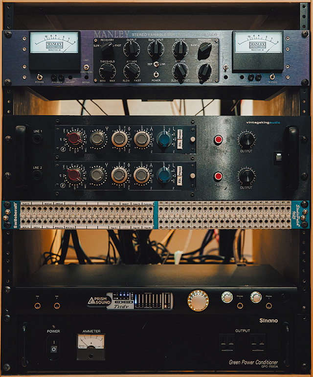 上からコンプレッサー／リミッターのMANLEY Stereo Variable Mu Limiter Compressor、マイクプリのNEVE 1073×２、オーディオ・インターフェースのPRISM SOUND Titan