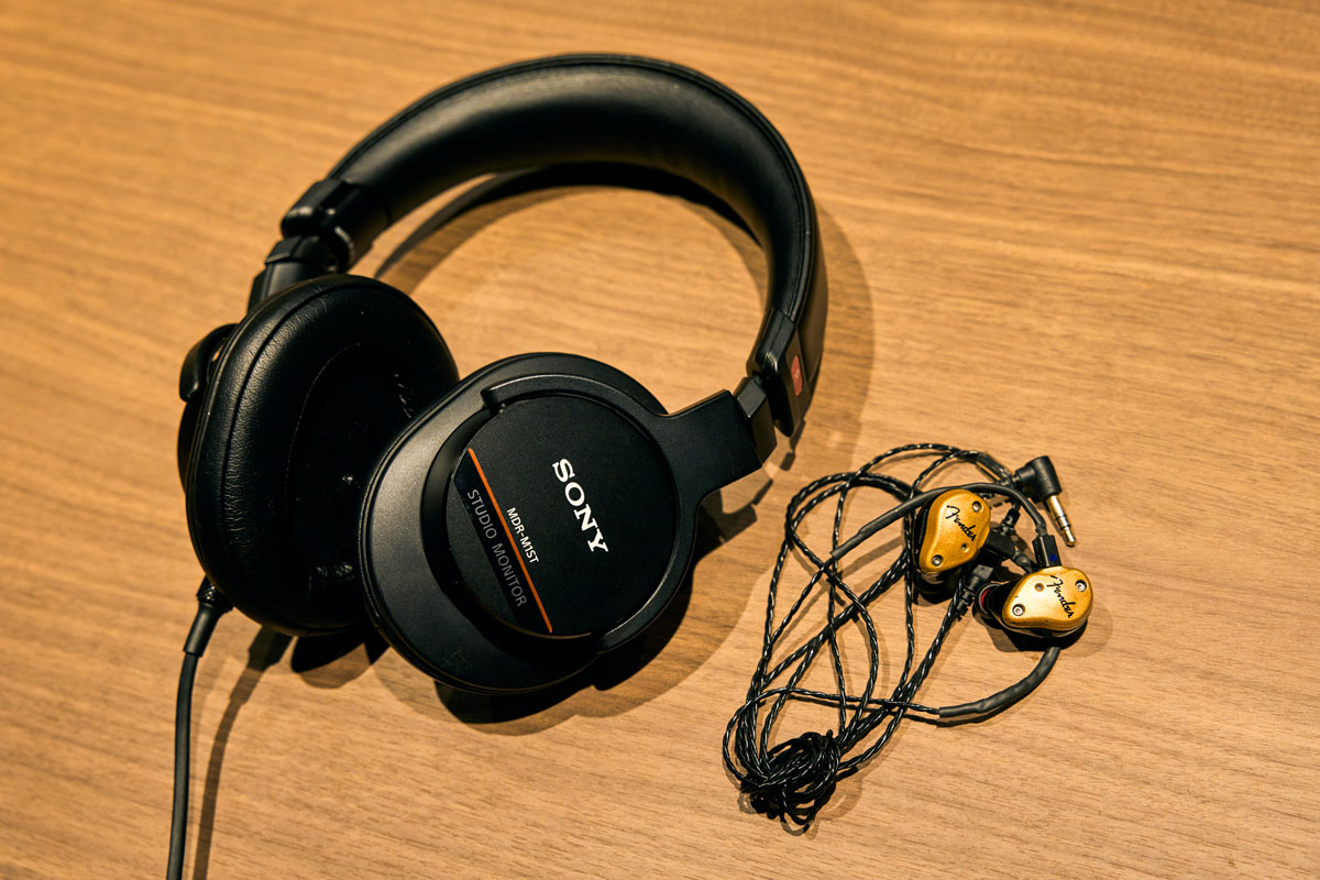 からヘッドフォンのSONY MDR-M1ST、イアフォンのFENDER FXA7。どちらもモニターとして愛用しているそう