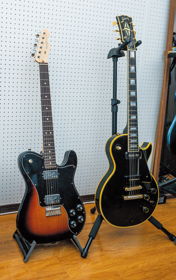 今回のレコーディングに使用したギターの一部。左からFENDER American Professional Telecaster Deluxe、村松拓のGIBSON Les Paul Custom 1973 Vintageが並ぶ。どちらも「Silent Wheel」のMVに登場する