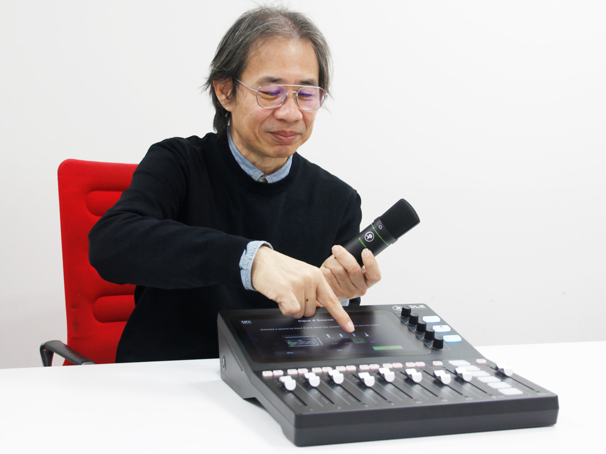 コンデンサーマイクのEM-91CでMix Agentの実演をするタン氏