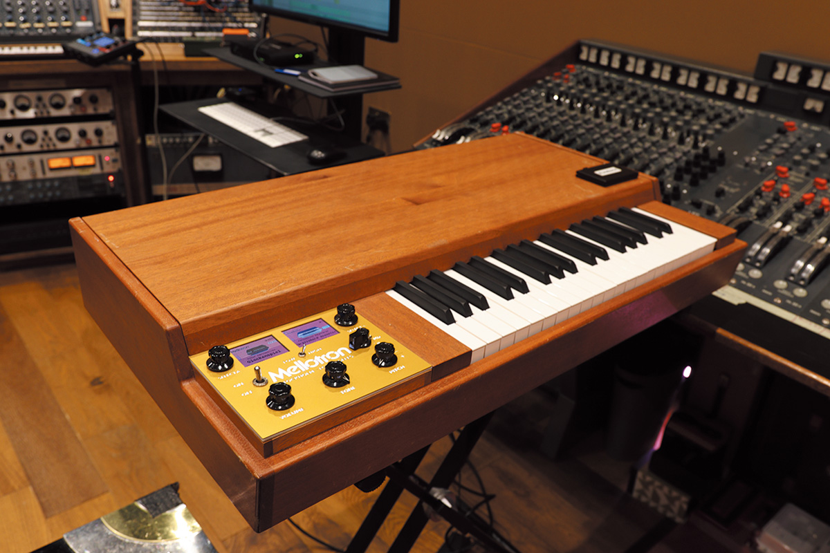 手前に見えるのはMELLOTRON M4000。「自分で無限の楽器を弾けるから好きなんだ。アナログ版も持っているけど牛くらいのサイズがあってでかすぎるからほとんど使っていないな」とノエル。右奥には音作りにも使用しているというEMI TG12345が見える