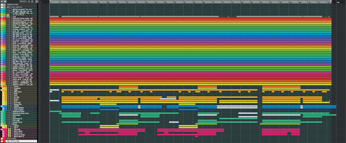 アルバム冒頭を飾る「ラブシック」のSTEINBERG Cubaseプロジェクト画面。各トラックが奇麗に色分けされており、オーディオ化されたトラックのほか、画面下部にはドラムやベースのグループ、キーボードやシンセのトラックが用意されている