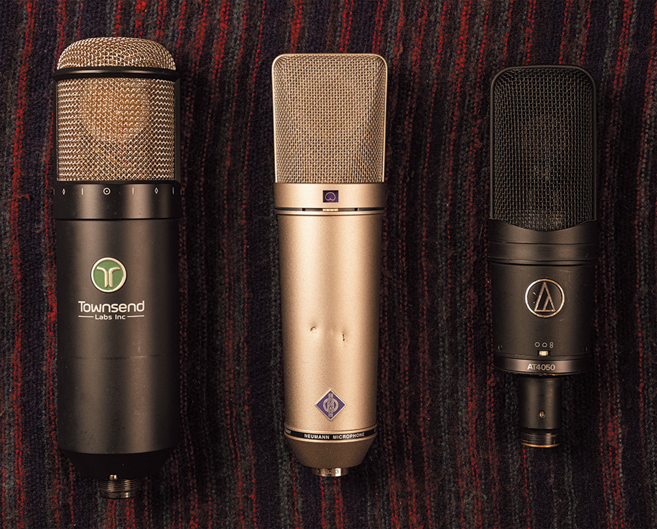 ボーカルに使用したマイク。左から、TOWNSEND LABS Sphere L22、NEUMANN U 87 AI、AUDIO TECHNICA AT4050