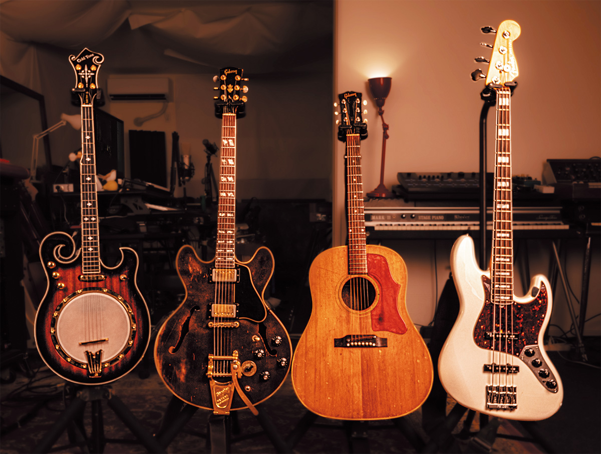 レコーディングに使用した弦楽器の一部。左からGOLD TONE EBM 5 Electric Banjo、GIBSON ES-345、J-50、FENDER American Jazz Bass